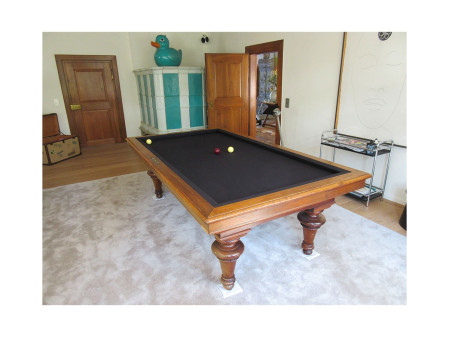 Tapis de billard en couleur noir.